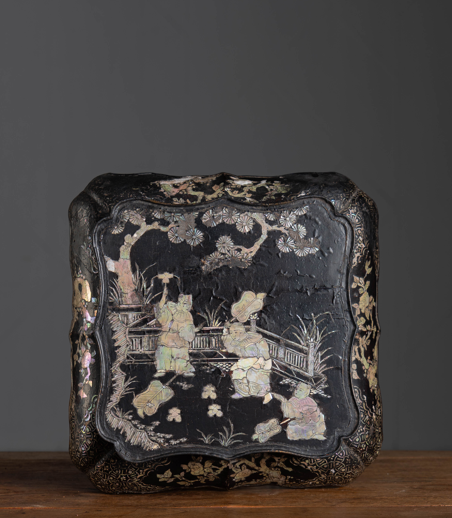 Antique Chinese Qing Dynasty Lacquered Wood Incense Stand – Mother-of-Pearl Inlay with Figures and Birds