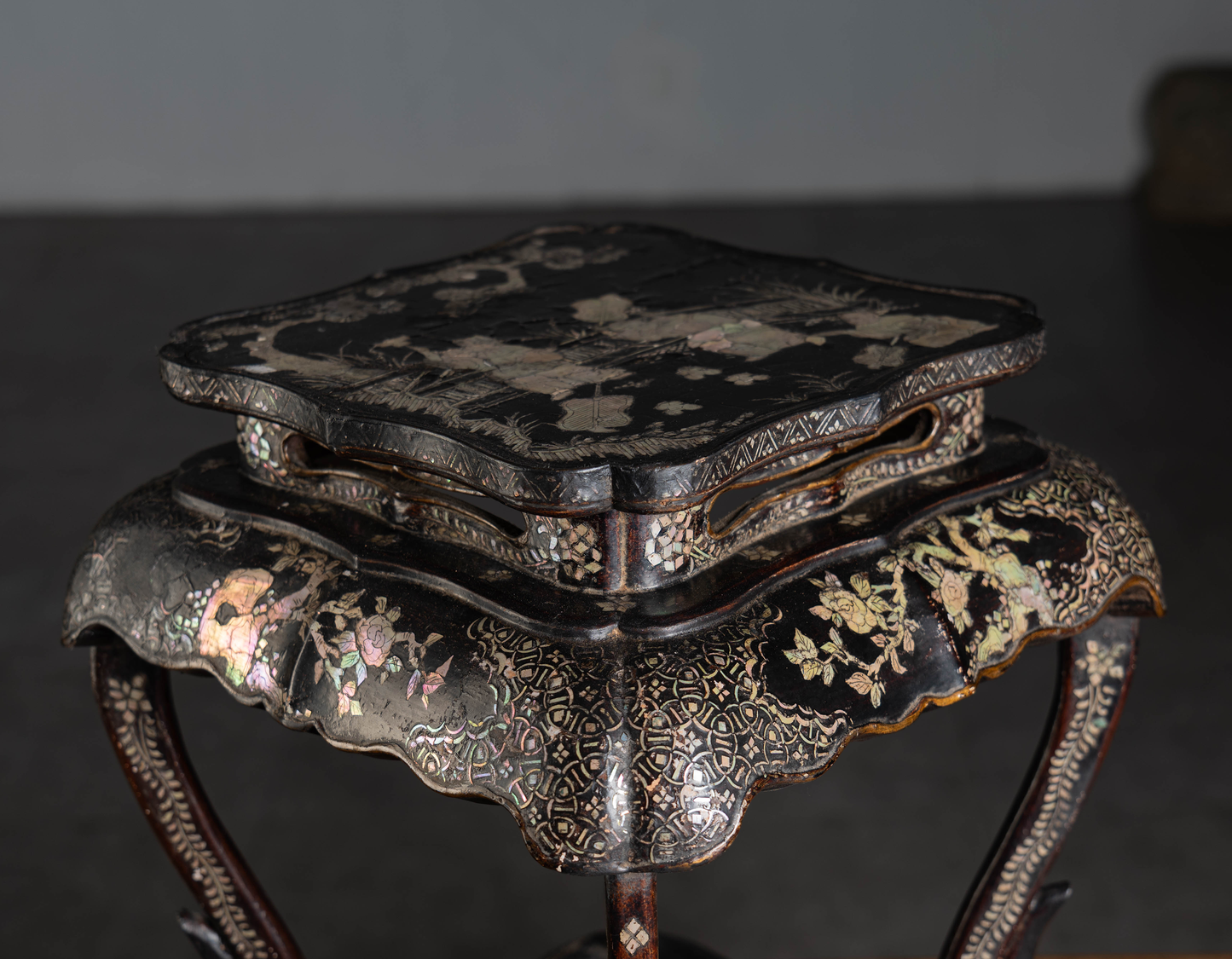 Antique Chinese Qing Dynasty Lacquered Wood Incense Stand – Mother-of-Pearl Inlay with Figures and Birds