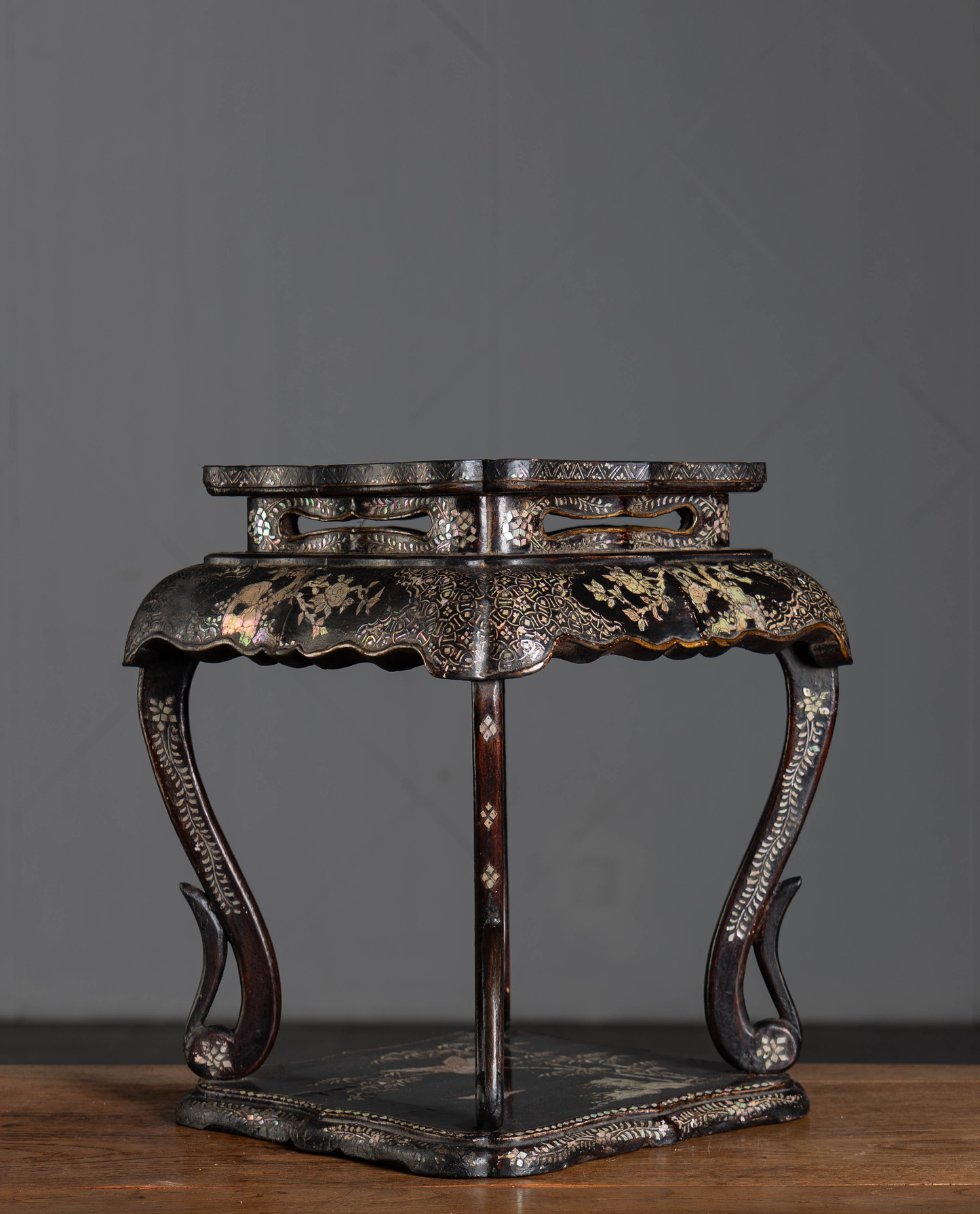 Antique Chinese Qing Dynasty Lacquered Wood Incense Stand – Mother-of-Pearl Inlay with Figures and Birds