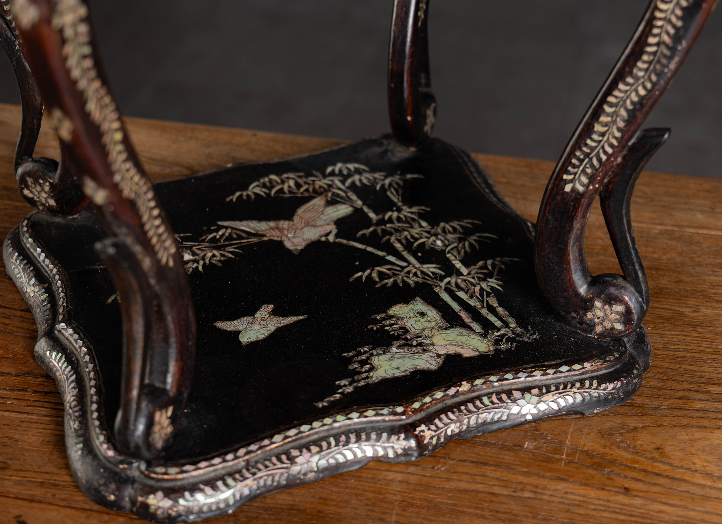 Antique Chinese Qing Dynasty Lacquered Wood Incense Stand – Mother-of-Pearl Inlay with Figures and Birds