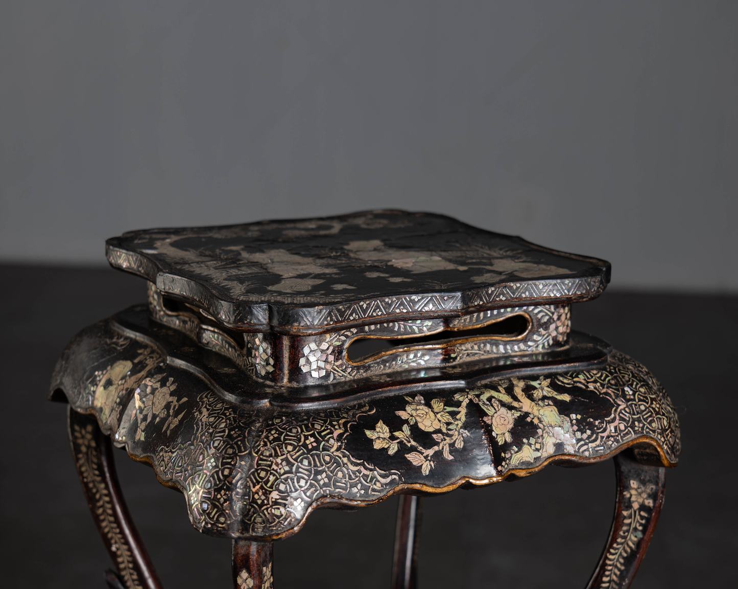 Antique Chinese Qing Dynasty Lacquered Wood Incense Stand – Mother-of-Pearl Inlay with Figures and Birds