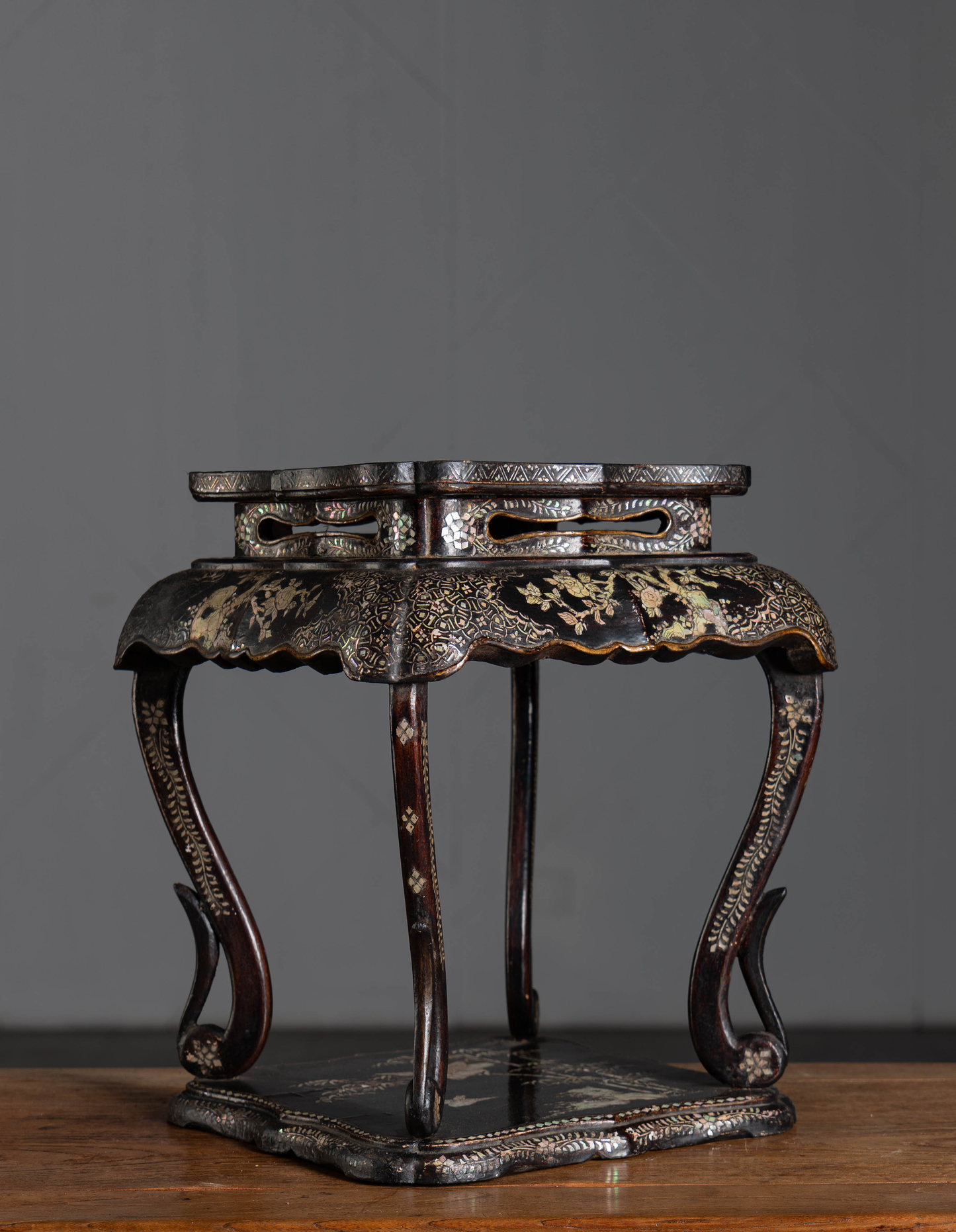 Antique Chinese Qing Dynasty Lacquered Wood Incense Stand – Mother-of-Pearl Inlay with Figures and Birds