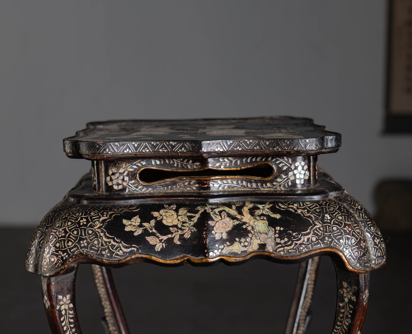 Antique Chinese Qing Dynasty Lacquered Wood Incense Stand – Mother-of-Pearl Inlay with Figures and Birds