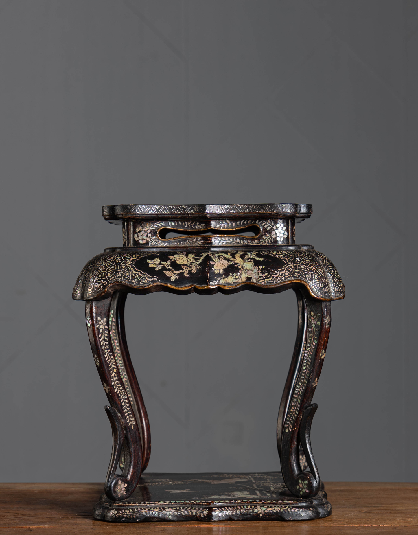 Antique Chinese Qing Dynasty Lacquered Wood Incense Stand – Mother-of-Pearl Inlay with Figures and Birds
